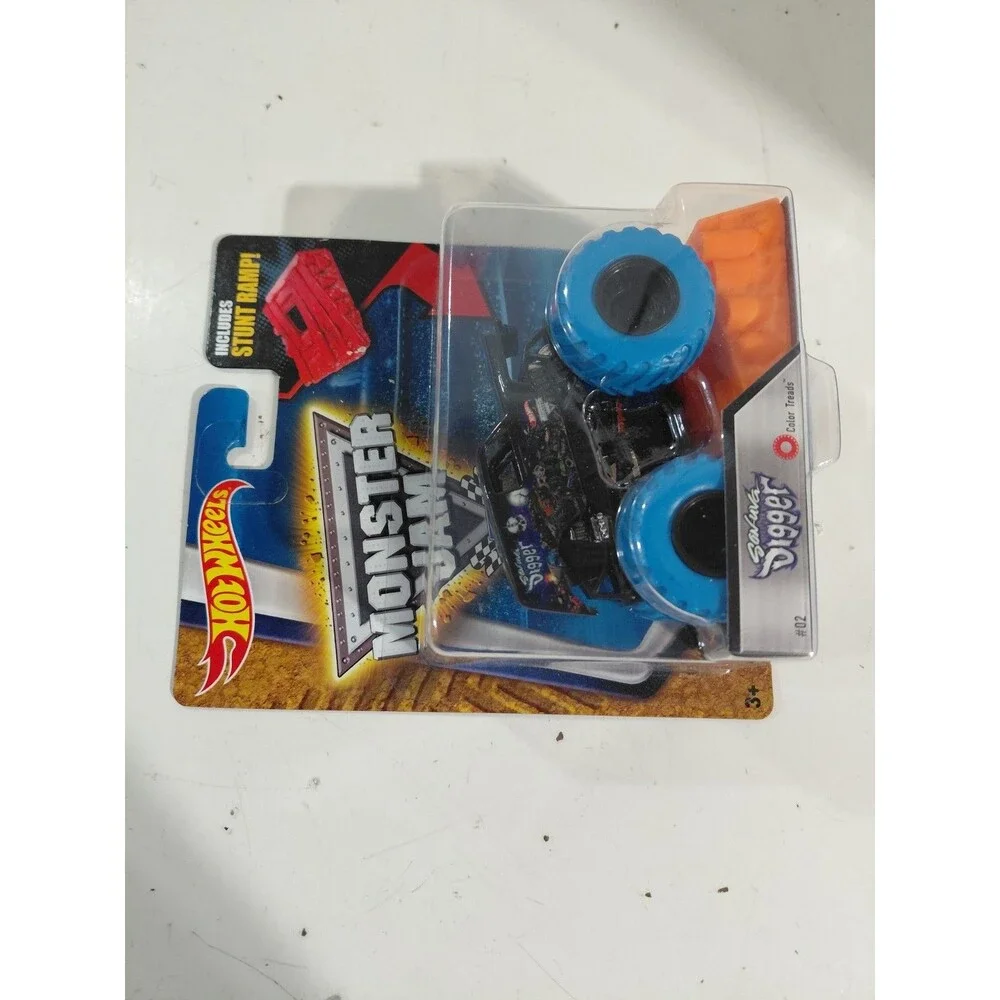 NIP Hot Wheels Monster Jam 1:64 Die Cast Son-uva Digger Color Treads w/Ramp